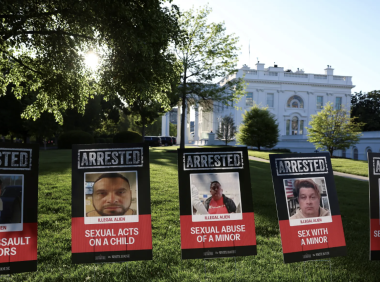 白宫草坪惊现“罪犯展”！特朗普上演“百日清理”：驱逐14万无证客+吊销4000名留学生签证！